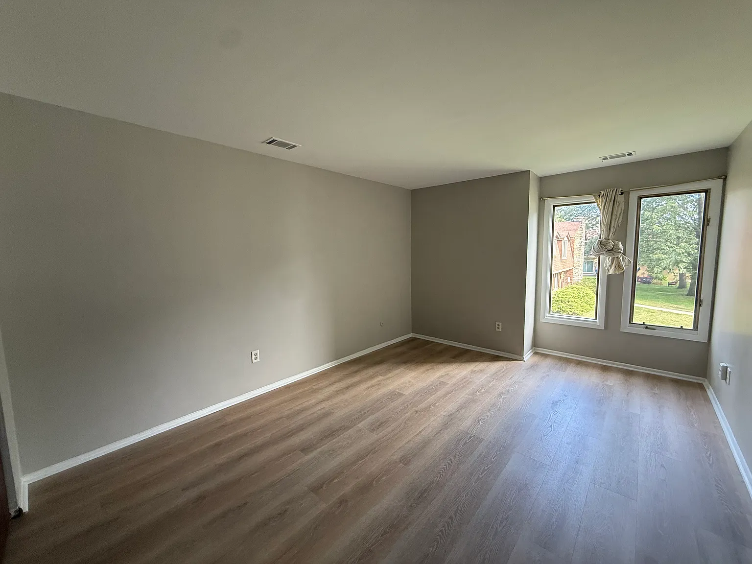 1424 Oak Ct — Photo 4