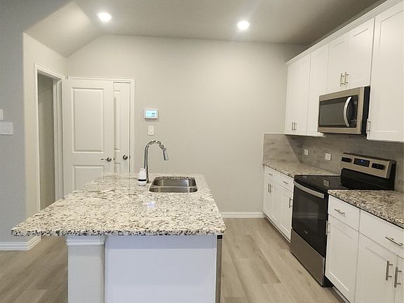 5th image of 3111 Yellow Pine Dr