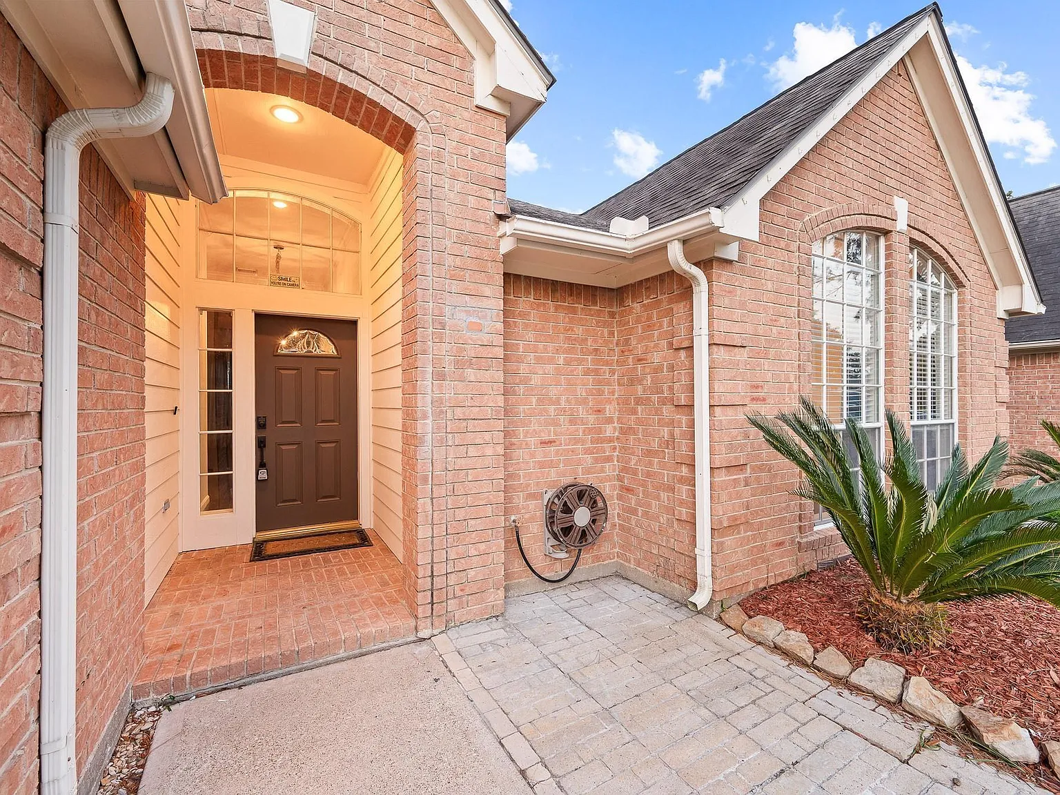 4 bed, 2.0 bath, 2055 sqft, $2,700 — Photo 3