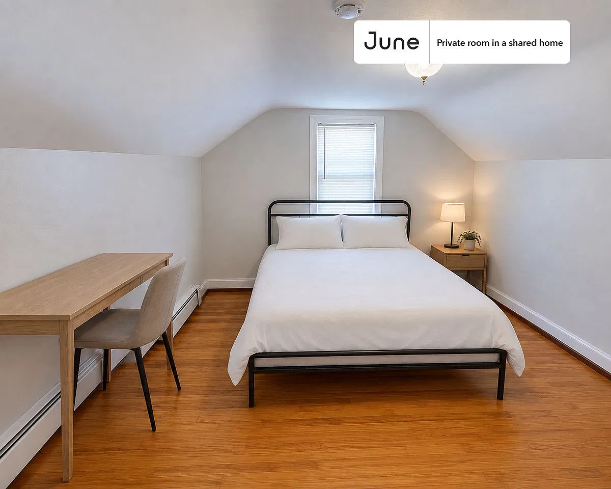 Queen bedroom in 4 bed/2 bath home in East Cambridge #1810 D — Photo 1