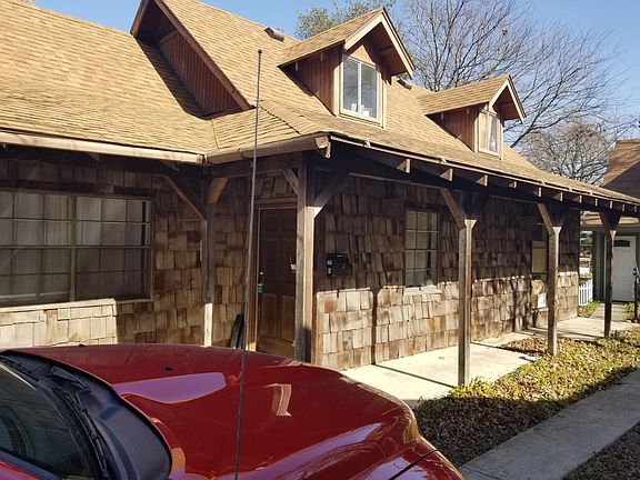 Side house view of portico.