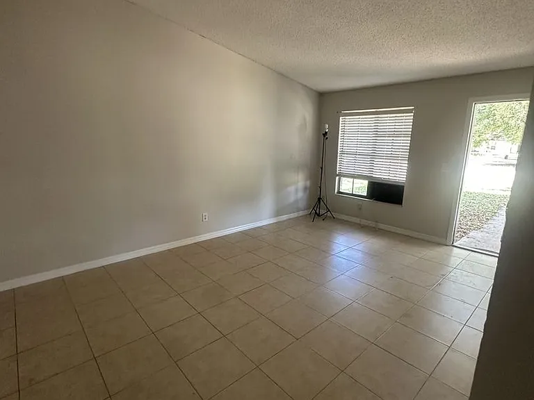 1704A Ridgewood Ln — Photo 3