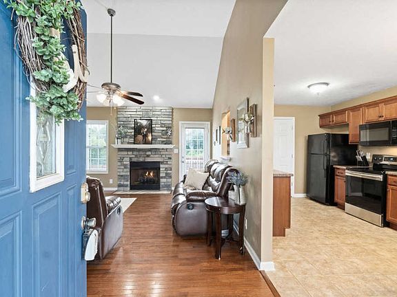 4th image of 561 Oakmont Dr