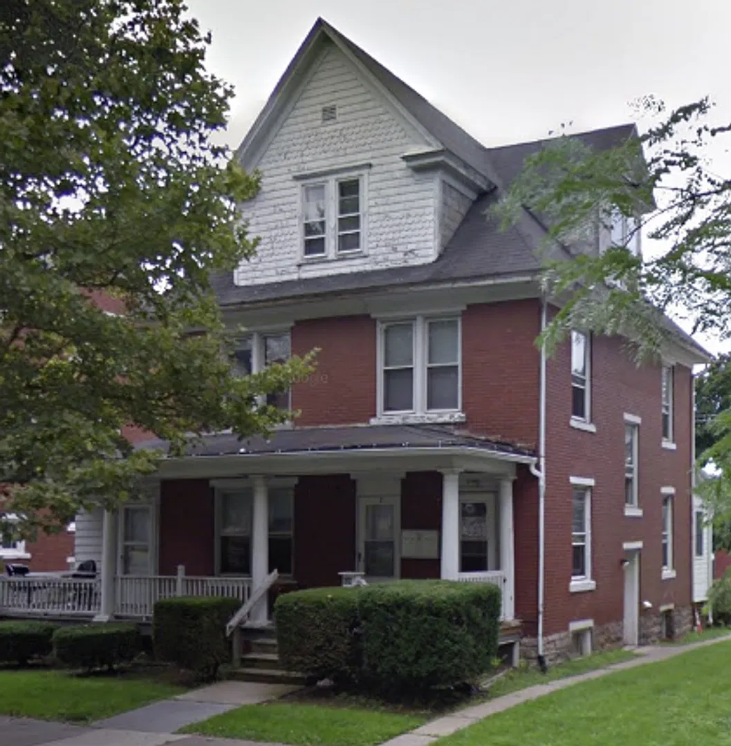 College Avenue, West-528 — Photo 1