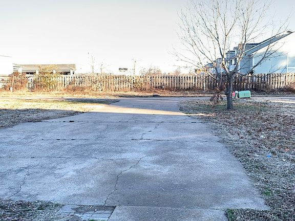 2nd image of 2402 Glenn Pl