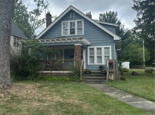 911 Roanoke Rd, Cleveland Heights, OH 44121