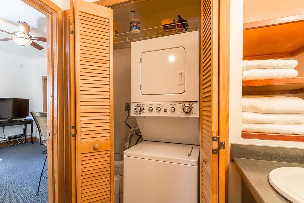 Washer/dryer - 921 Thomas St