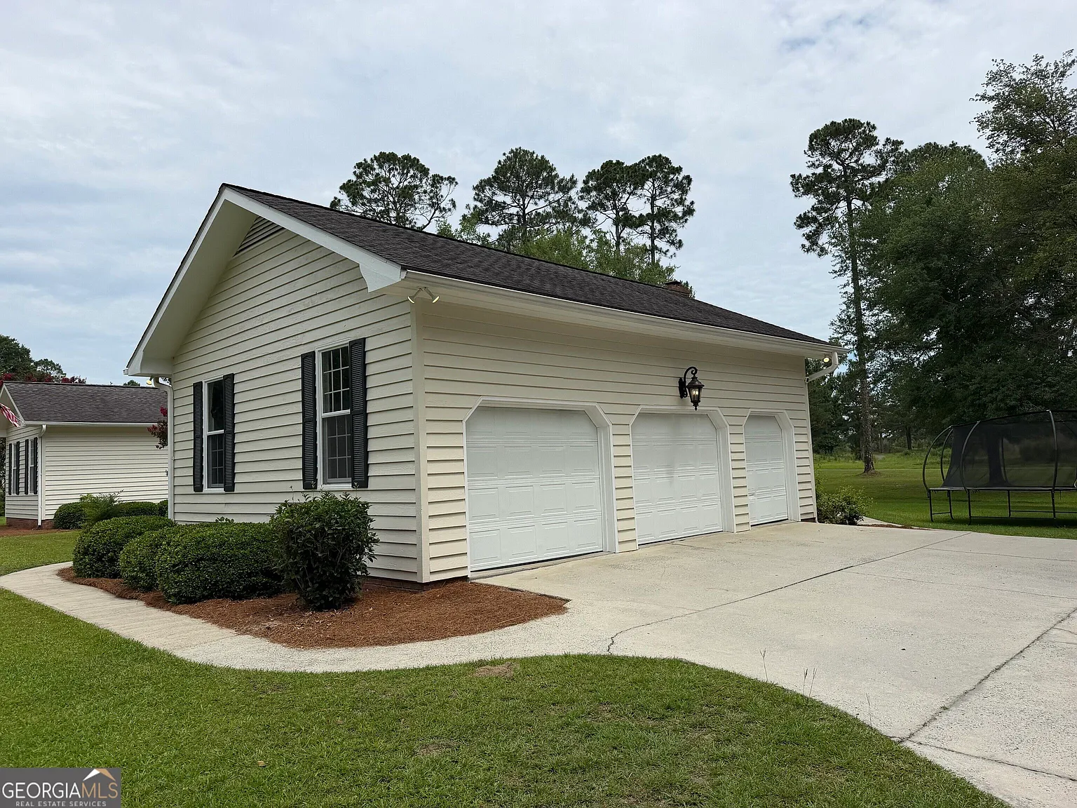 3 bed, 3.0 bath, 3366 sqft, $2,000 — Photo 2