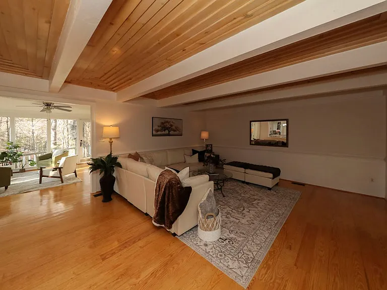 208 Fairfax Way — Photo 2