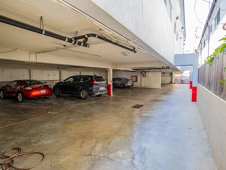 Euclid St Apartments — Photo 13