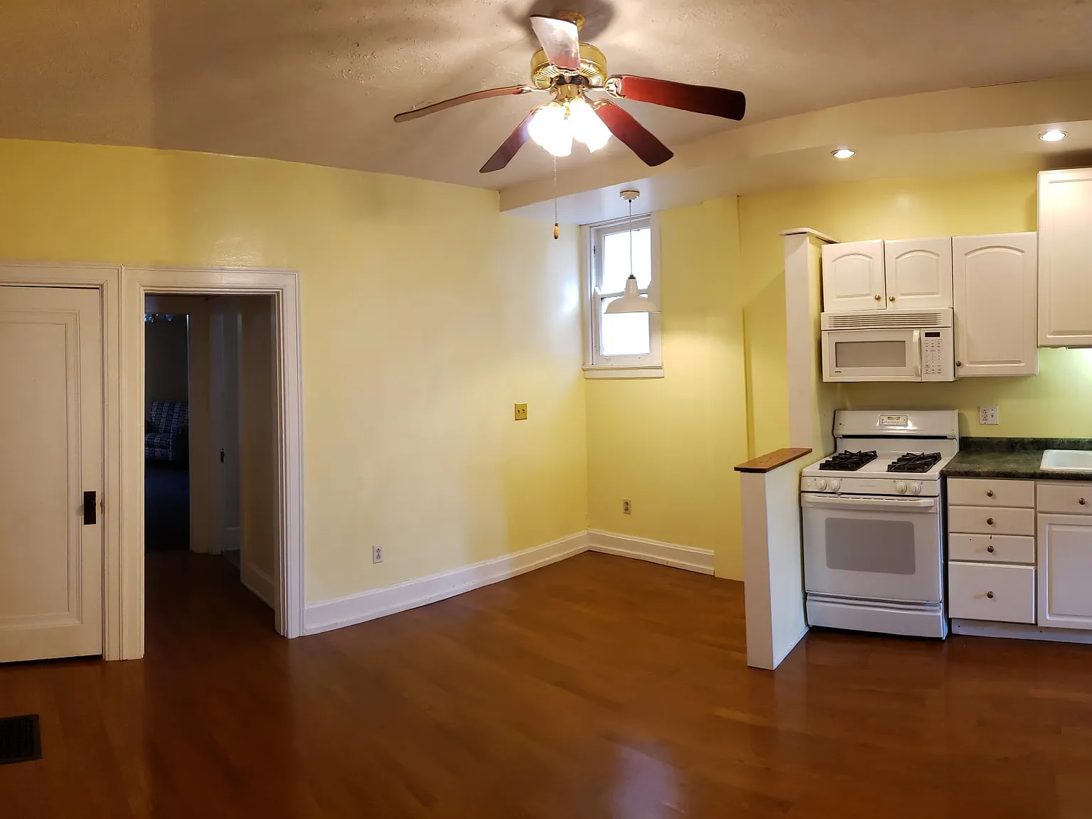 2415 Vine St — Photo 3