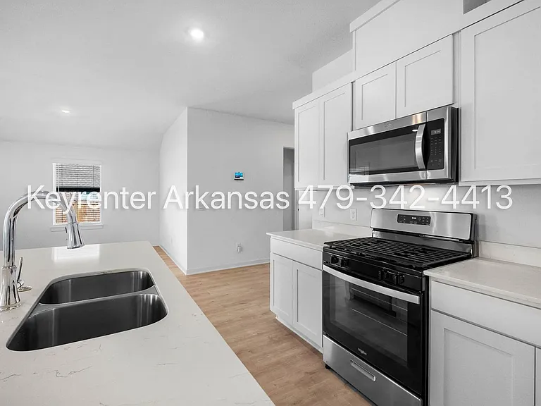 1071 Emerald St — Photo 11