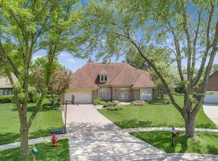 8112 Dickens Cir, Darien, IL 60561