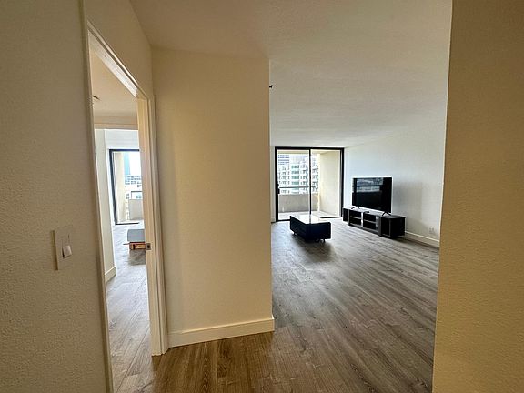 4th image of 600 W 9th St APT 1212