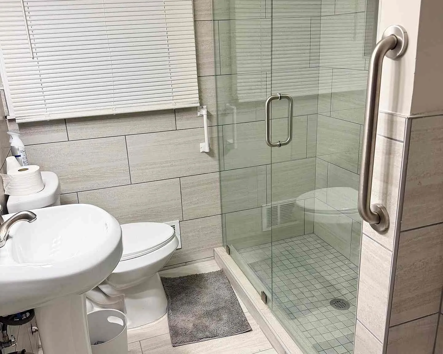 5 bed, 2424 sqft, $2,800 — Photo 2