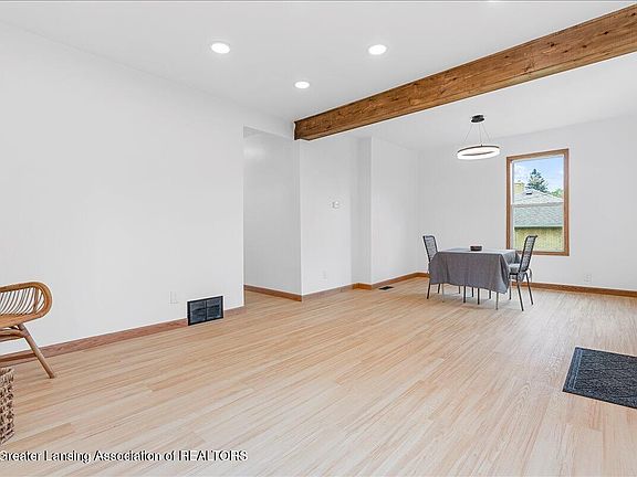 5th image of 219 E Harris St