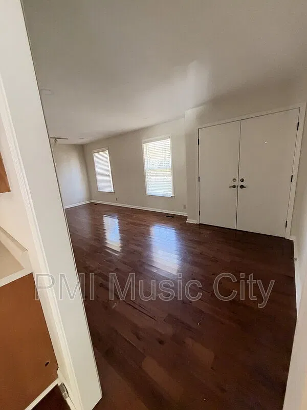 3 bed, 2.0 bath, 1802 sqft, $2,495 — Photo 2