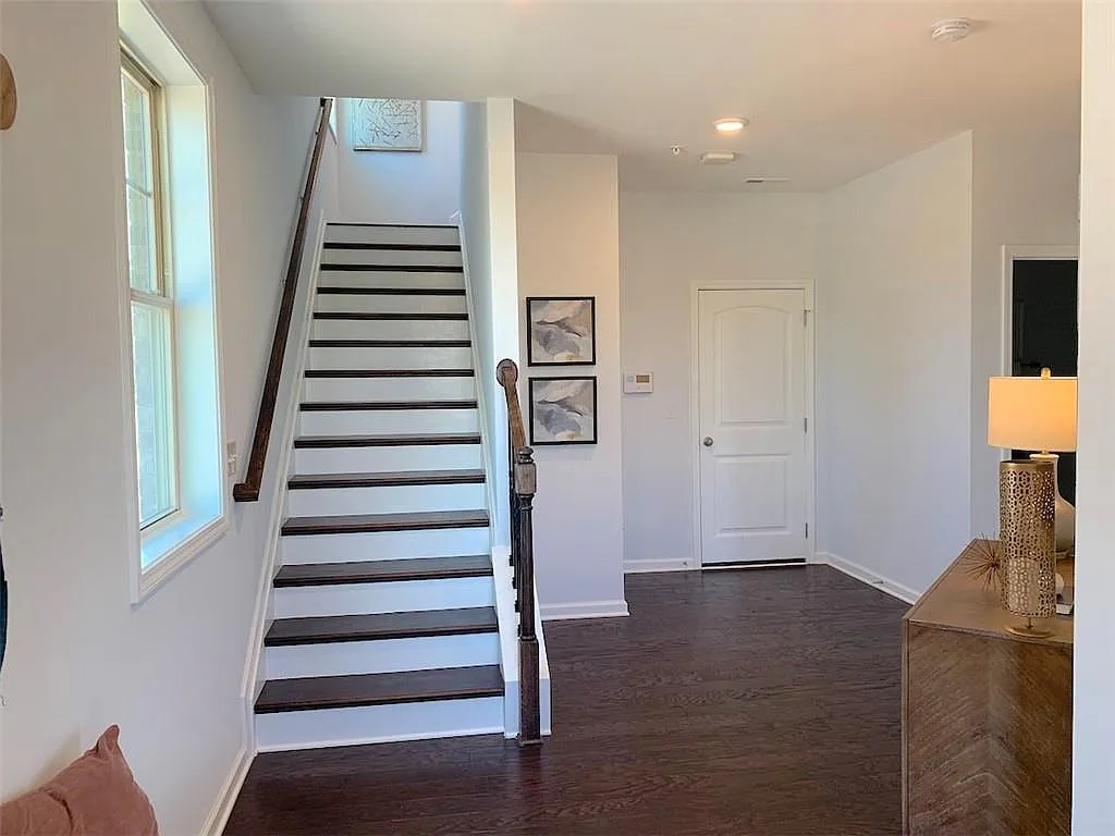 4 bed, 3.5 bath, 2525 sqft, $3,950 — Photo 3
