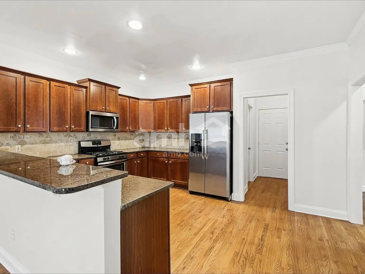 5 bed, 2.5 bath, 2592 sqft, $2,700 — Photo 4