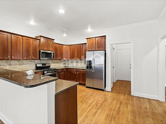 4th image of 243 Royal Crescent Ter