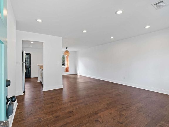 4th image of 2867 Joyce Ave