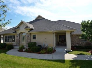 8473 S Deerwood Ln #15, Franklin, WI 53132