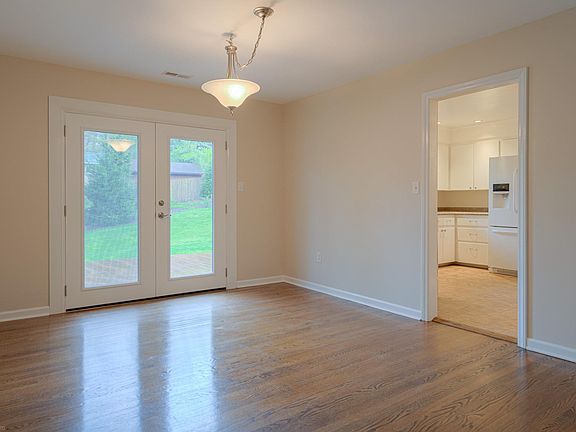 5th image of 1407 Hillcrest Dr