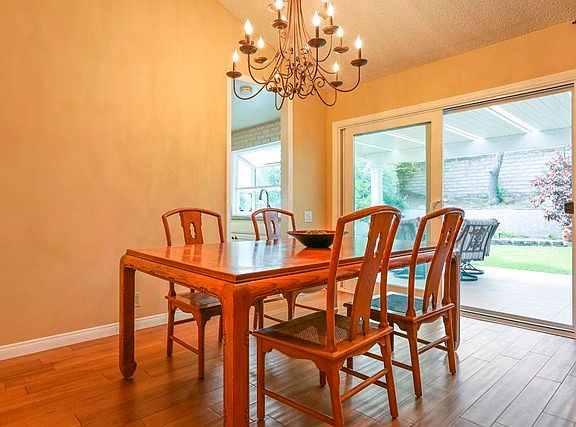 005-photo-dining-room-7173877