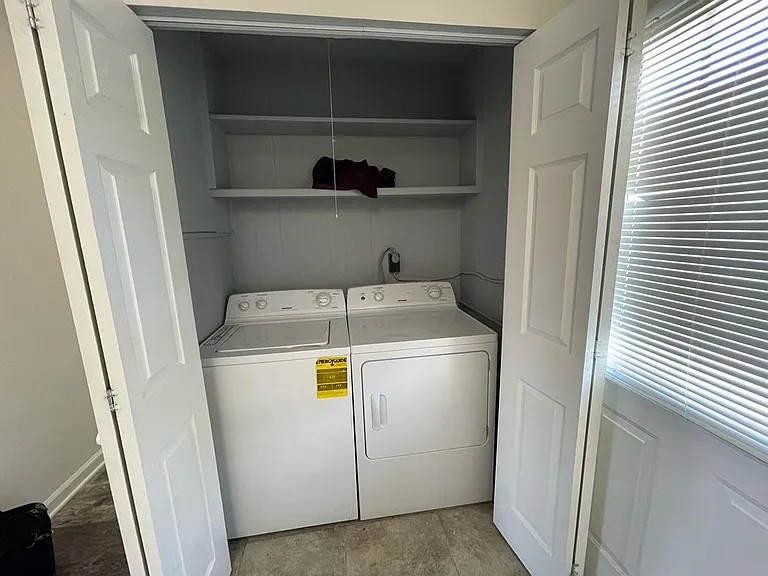 700 Montrose Ave — Photo 10