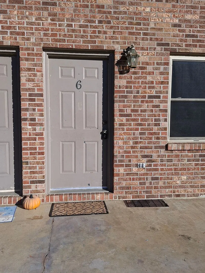 1419 Hilton Road — Photo 2