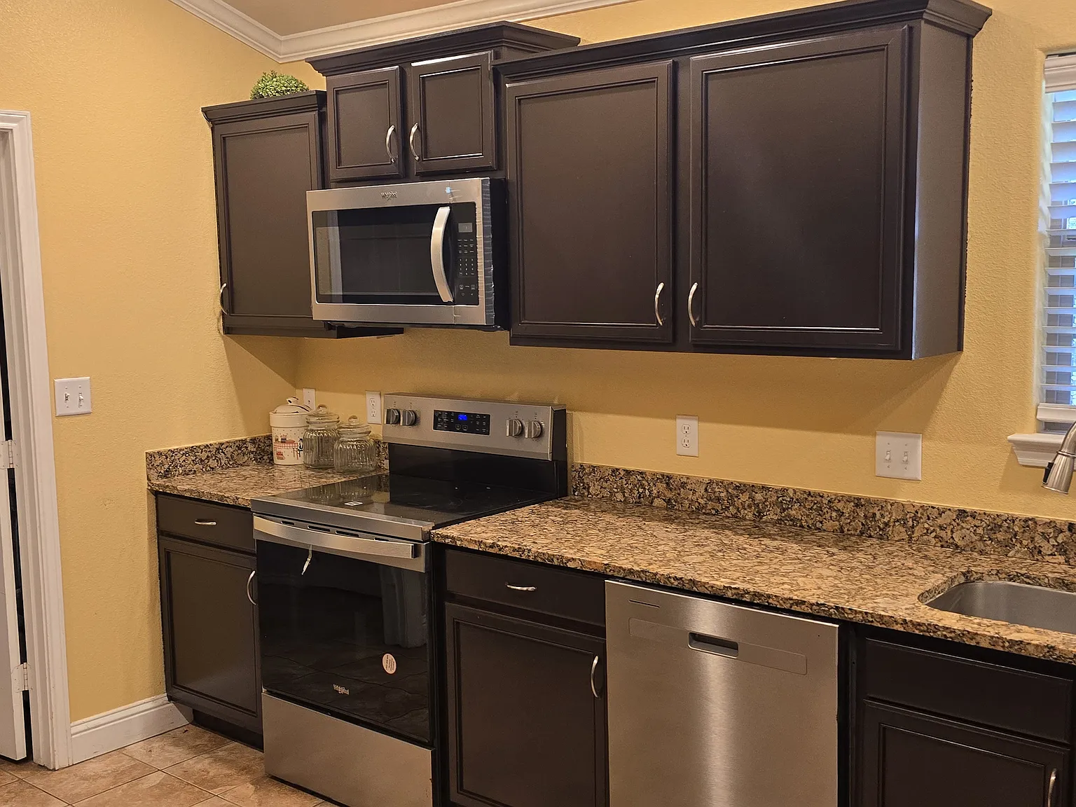 3 bed, 2104 sqft, $3,175 — Photo 4