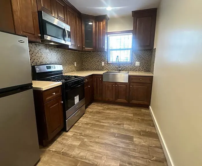 716 W 66th St — Photo 2