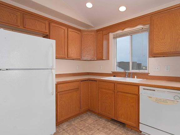 3rd image of 1032 S Aspen Pl