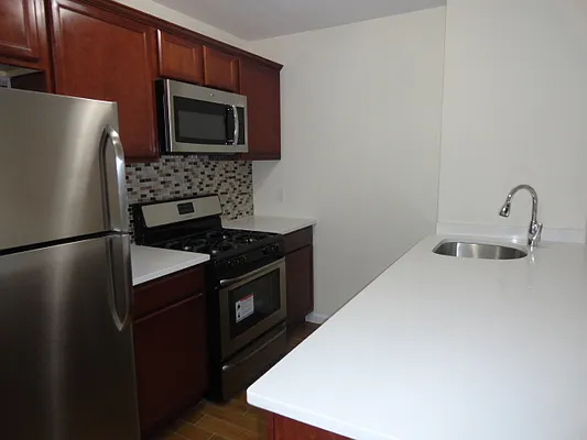 Rented by Halvatzis Realty | media 16