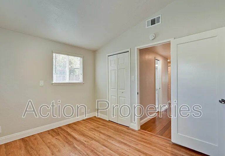 1125 Burgoyne St — Photo 27