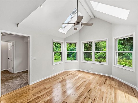 3rd image of 546 Beechwood DRIVE