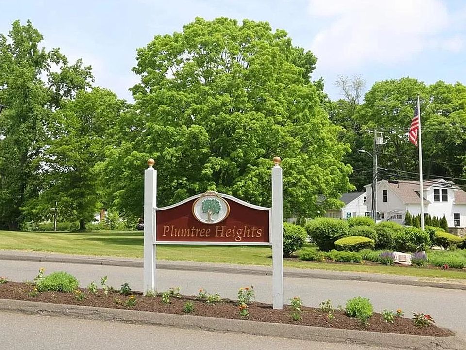Entrance to Plumtree Heights development