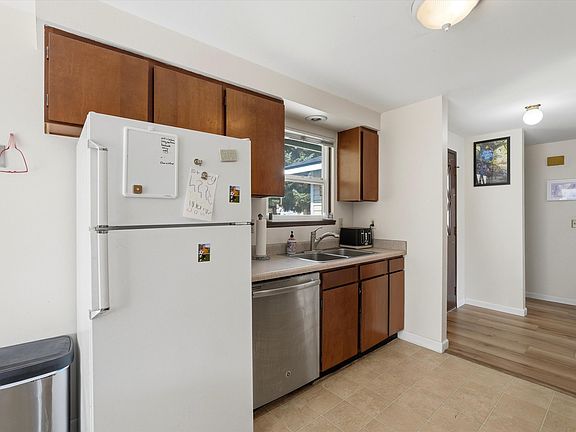 5th image of 1242 SE 8th St