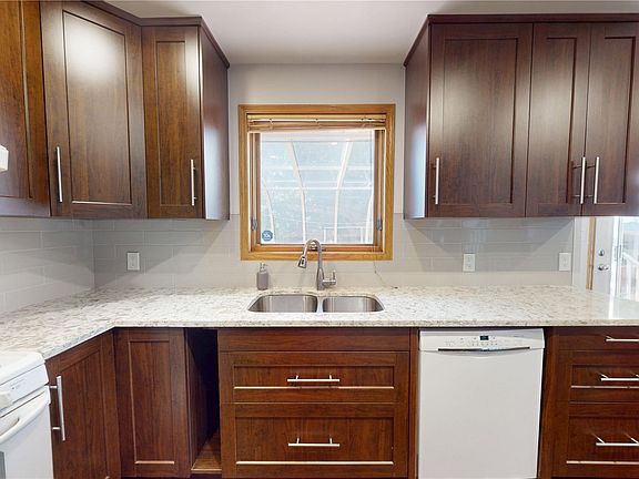 4th image of 610 Nesslin Crescent