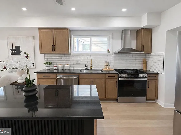 1416 Kearny St NE — Photo 4