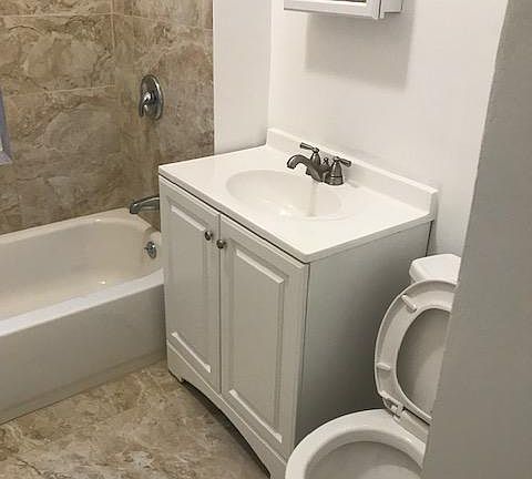3rd image of 702 E 50th Pl #302