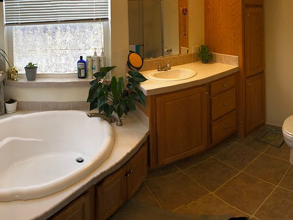 3rd image of 18 Agate Circle Dr