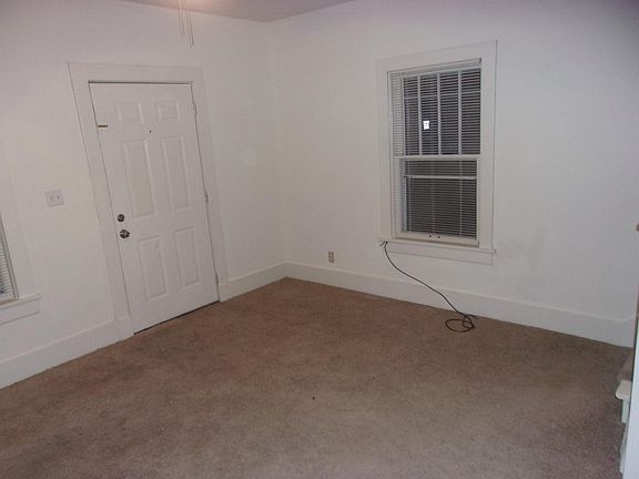 Living room 11' 6" x 15' 3"