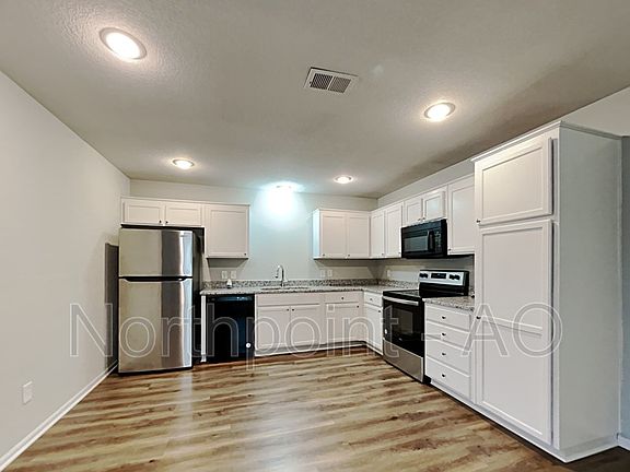 4th image of 424 NW Woodbury Dr