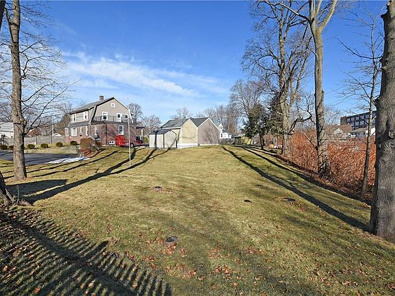 5th image of 60 Elm Ave E