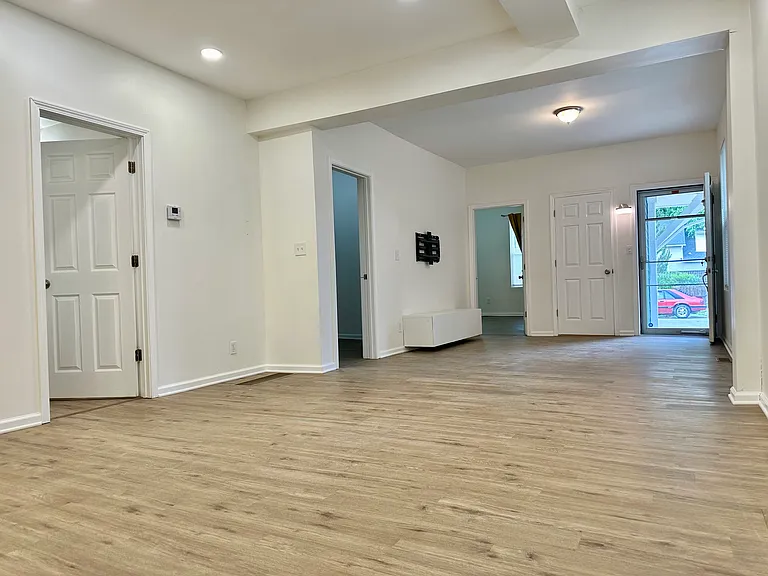 2214 W 32nd St #1 — Photo 11