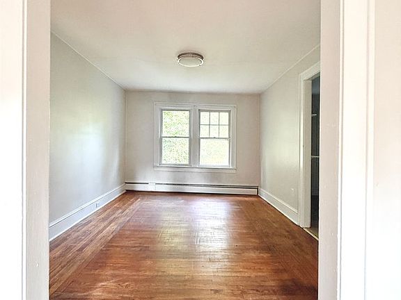 2nd image of 10 Conway Pl APT 3