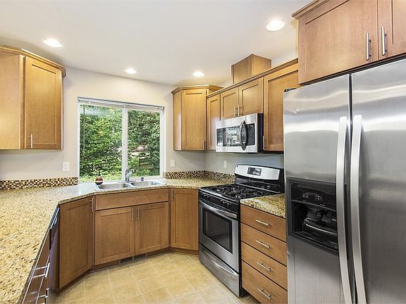 4th image of 762 NE Glenridge Ct