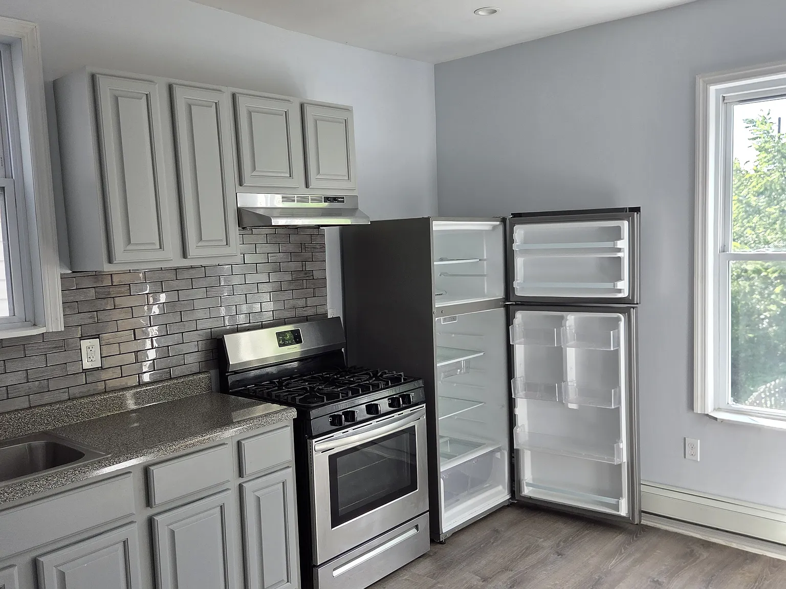 3 bed, 1000 sqft, $2,300 — Photo 2