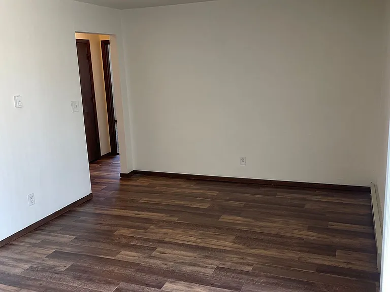 Immaculate Updated 1 and 2 Bedrooms with 1 Bath — Photo 10